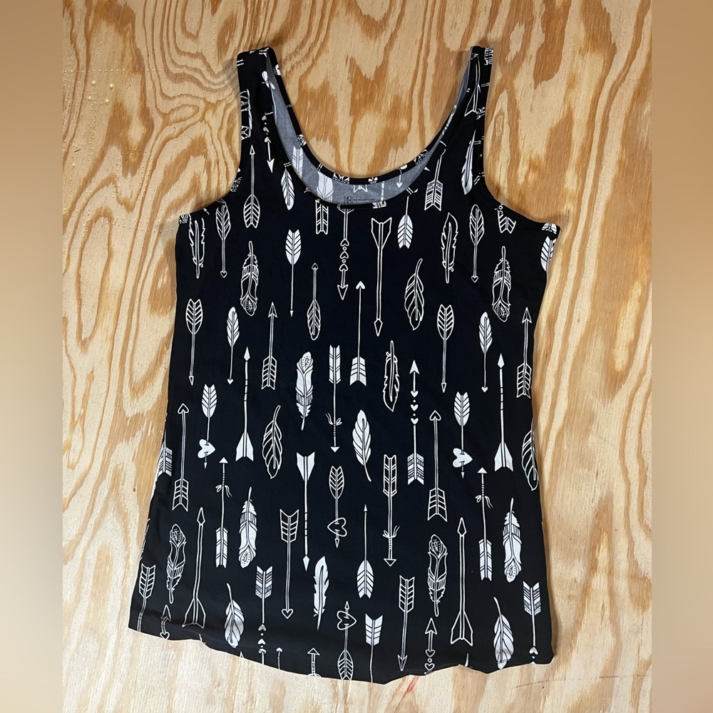 No Boundaries black tank top with feather pattern. Size 2X